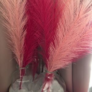 Elegant Pink Feather Decor in Glass Vase